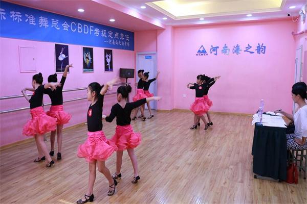 海之韵艺术培训学校 点亮艺术的殿堂，成就梦想的舞台
